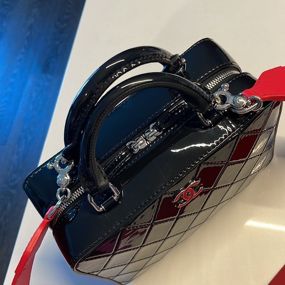 Chanel Vanity Bag With Strap Limited Edition - Picture 4 of 16